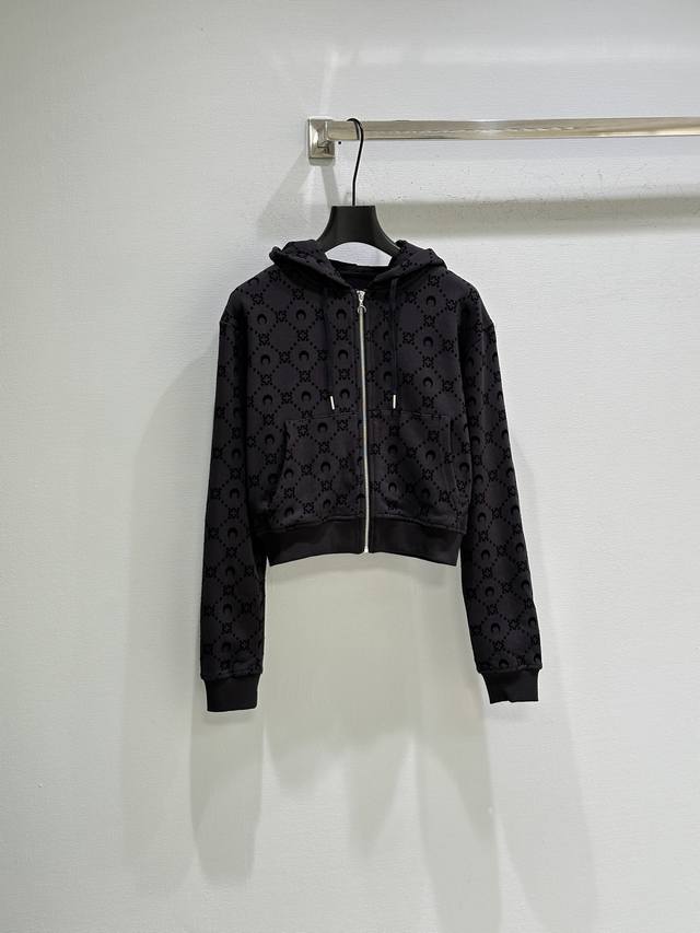 25Ss冬季新款上新！小月亮休闲套装，满月亮植绒图案，连帽设计+银色拉链，袖口和下摆松紧处理，休闲舒适。休闲裤抽绳松紧腰设计，可自己调节，一套拿下免搭配~现货供