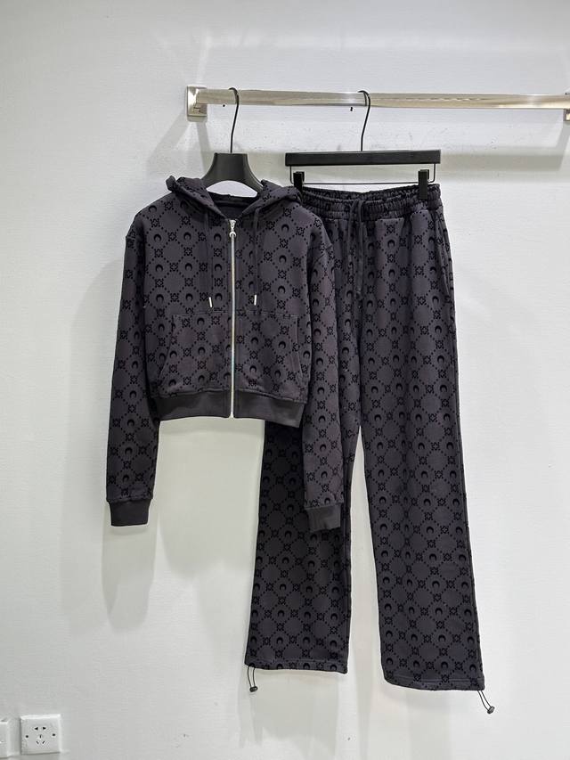 25Ss冬季新款上新！小月亮休闲套装，满月亮植绒图案，连帽设计+银色拉链，袖口和下摆松紧处理，休闲舒适。休闲裤抽绳松紧腰设计，可自己调节，一套拿下免搭配~现货供