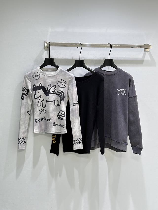 26Ss早春新款上新！“马上有钱”系列印花打底衫，浅灰色+手绘涂鸦，呆萌小马、元宝、花朵等元素超有趣！寓意新年财源滚滚，宽松版型叠穿单穿都Ok！现货供应灰色Sm