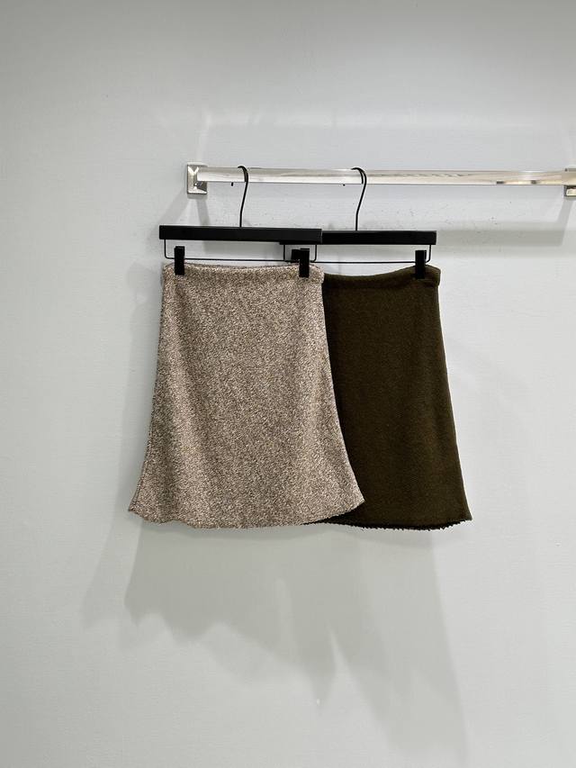 25Ss冬季新款上新！这款柔软羊毛针织裙的线条中展现出形态的感性研究，贴合身体曲线，呈现出大胆造型与现代女性化对比。现货供应浅咖色Sml