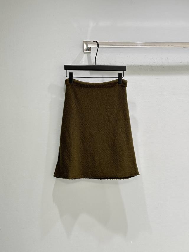 25Ss冬季新款上新！这款柔软羊毛针织裙的线条中展现出形态的感性研究，贴合身体曲线，呈现出大胆造型与现代女性化对比。现货供应军绿色Sml