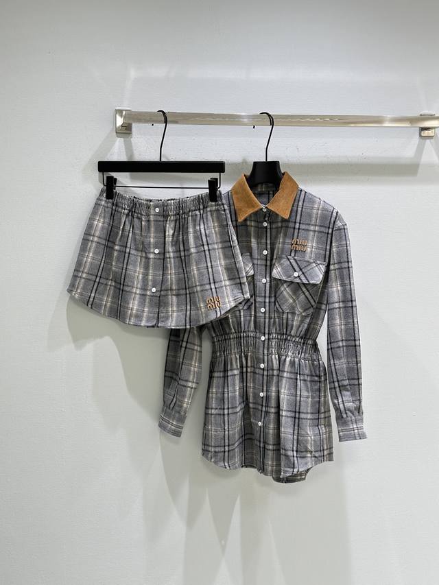 25Ss冬季新款上新！这款法兰绒迷你半身裙以正面纽扣和复古格纹图案为特色，搭配撞色皮革徽标，彰显标志性魅力。现货供应灰色Sml半裙
