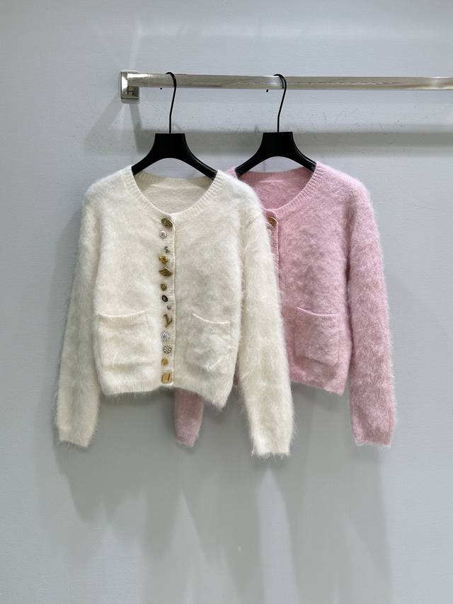 25Ss冬季新款上新！温柔慵懒感直接焊在身上 奶呼呼的毛开衫也太绝了！立体毛绒质感软糯到犯规，个性纽扣设计疯狂加分。上身很甜美~现货供应粉色 白色Sml