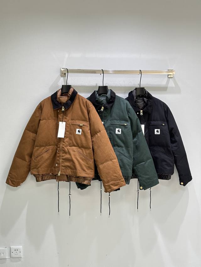 25Ss冬季新款上新！Saca* 长款羽绒外套以硬挺面料塑造立体廓形，视觉利落、保暖更升级。贴身羽绒层 + 外层工装壳面，防风保暖一件搞定！现货供应棕色 绿色