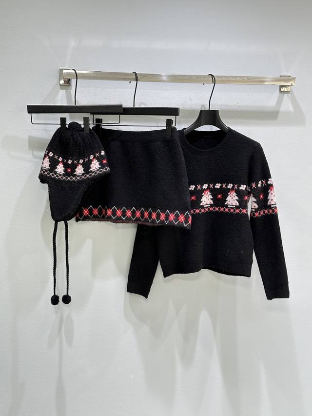 25Ss冬季新款上新！圣诞节限定帽子 满满冬日松弛慵懒感 红色点缀俏皮中带着少女的甜美。可搭配同系列上衣和半裙。现货供应黑色Smlc