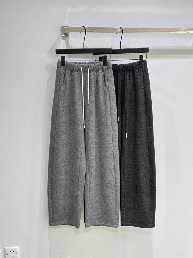 25Ss冬季新款上新！这条卫裤太舒服了！遮胯显瘦！松紧腰头包容性非常好 宽松裤腿不挑腿型 不挑身材 两个配色都超级好看 百搭休闲。现货供应浅灰 深灰Sm