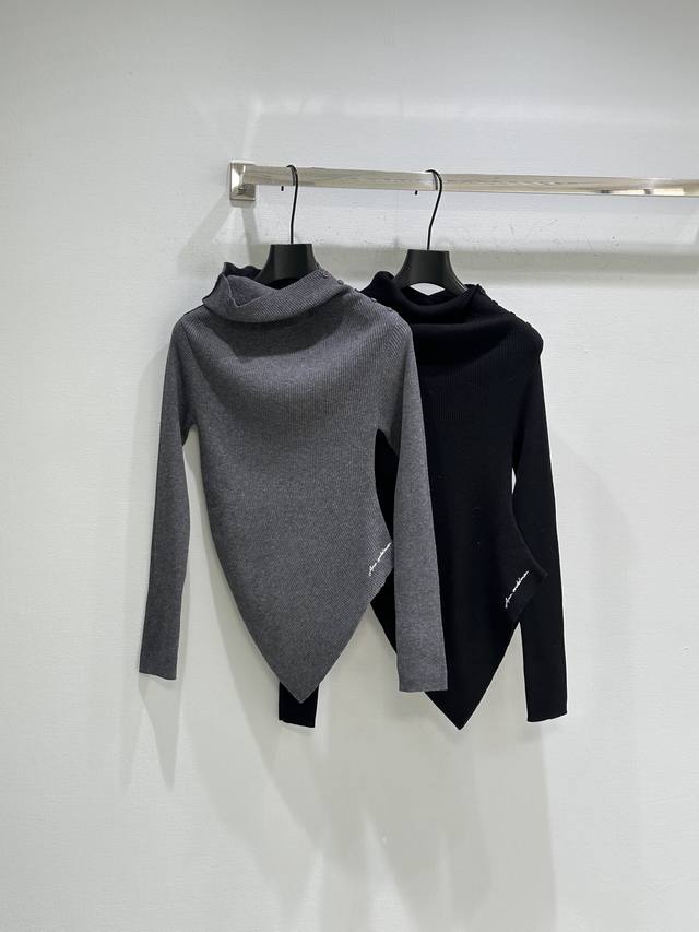 25Ss秋冬新款上新！不对称露肩设计针织衫女修身黑色时尚斜下摆长袖上衣，修身收腰设计，针织面料有弹力，下摆Logo刺绣彰显品牌特征。现货供应灰色 黑色Sml