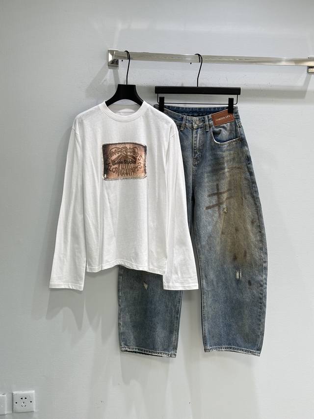 25Ss秋冬新款上新！此款圆领长袖 T 恤选用竹节纱棉质平纹针织面料，饰有当季数码蝴蝶结印花，表面纹理细腻，呈复古效果。中性风格，休闲版型，衣长及臀。现货供应白