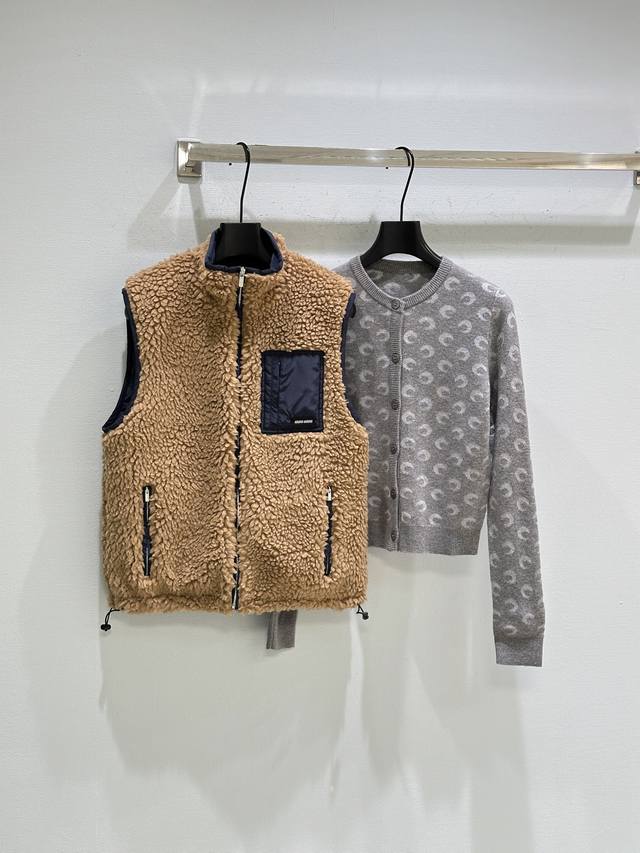 25Ss秋冬新款上新！灵感源自 年代运动美学，这款马甲背心采用混合结构，外层为泰迪面料，内层为技术性pongé，展现休闲户外风格。现货供应咖色Sml360