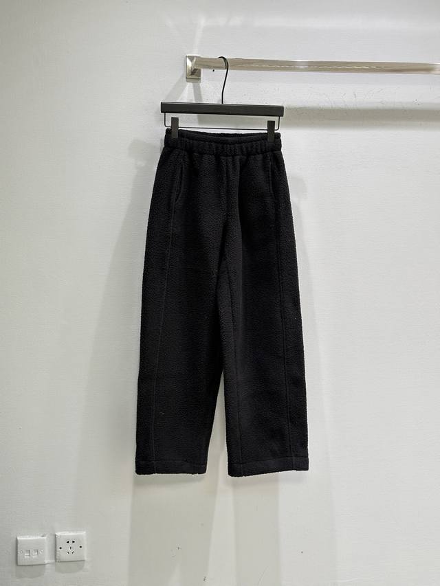 25Ss冬季新款上新！多巴胺色系休闲运动裤，下摆做了抽绳设计好看的同时又保暖防风，摇粒绒面料保暖性更强，两侧口袋设计方便放东西，松紧腰加上抽绳更贴身，宽松版型，