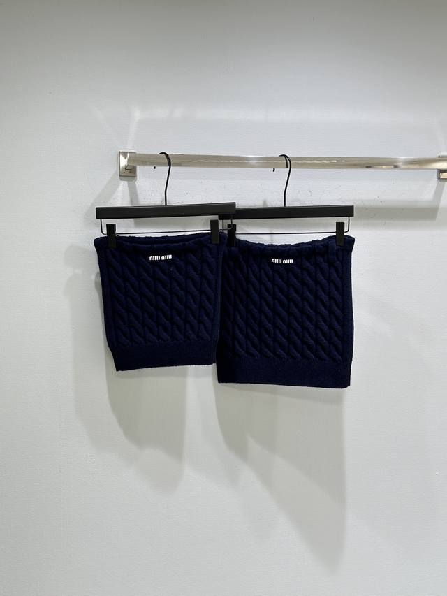 25Ss秋冬新款上新！ 胸前独特徽标，微弹面贴身版型，料麻花密集针织个性化的诠释，从现代视角诠释层次感，打造俏皮造型和自由，可单穿可叠穿。现货供应藏蓝色Sml