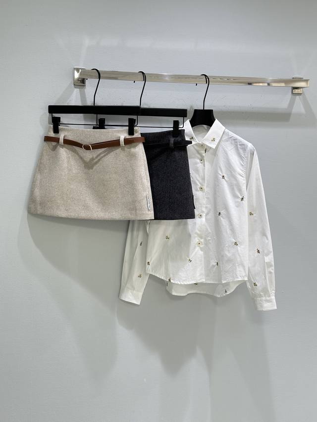 25Ss秋冬新款上新！包臀修身直筒设计+皮质腰带，复古摩登感满满。这条裙子温柔百搭配毛衣、西装外套都很出彩，通勤休闲都能Hold住。现货供应灰色 米色Sml