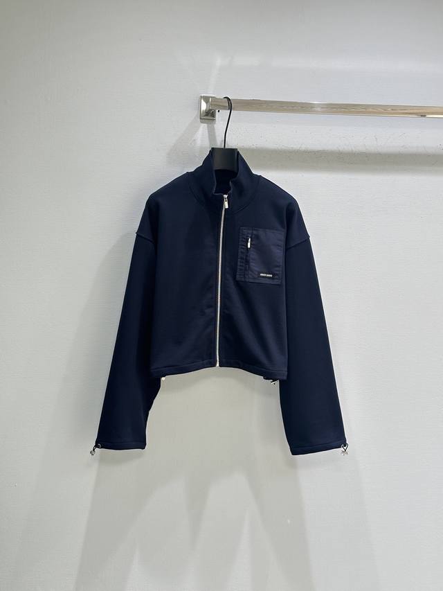 25Ss冬季新款上新！羊毛夹克是Miu衣橱中的经典单品，结合了科技面料的特性，并通过细节突显其运动风格和短款设计，重释现代休闲造型的比例，半裙A字版型，松紧腰，