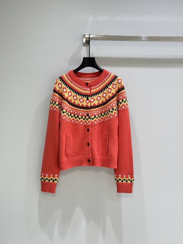 25Ss秋冬新款上新！这款羊毛开衫的经典苏格兰图案提升了其线条和质感，而无缝结构则唤起了工匠技艺，将传统风格的魅力与现代技术相结合。现货供应玫粉色Sml