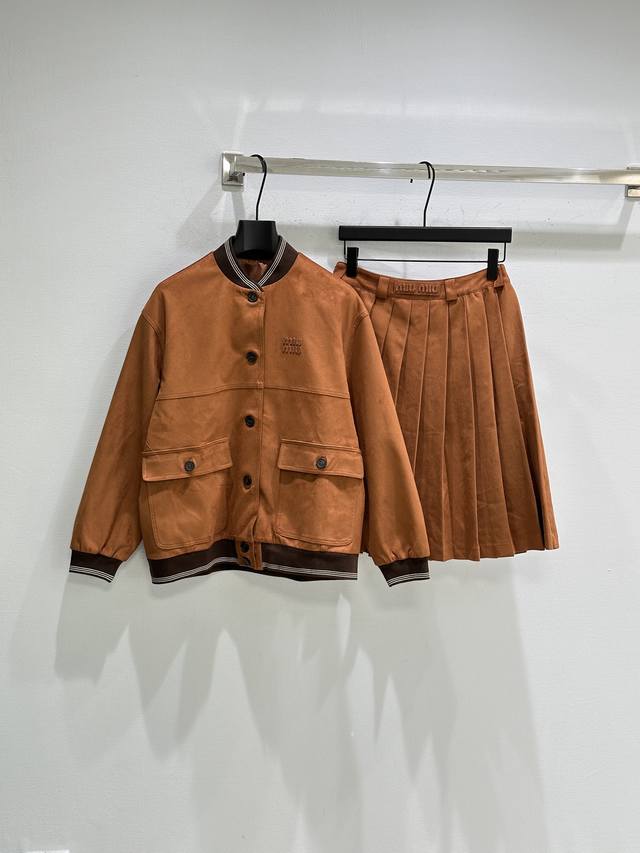 25Ss冬季新款上新！此款麂皮套装，面料挺括有型，立体剪裁，螺纹领口+袖口+下摆，细节感拉满，同色系半裙，高腰加上百褶裙设计学院风慢慢，颜色复古又时髦，分开搭配