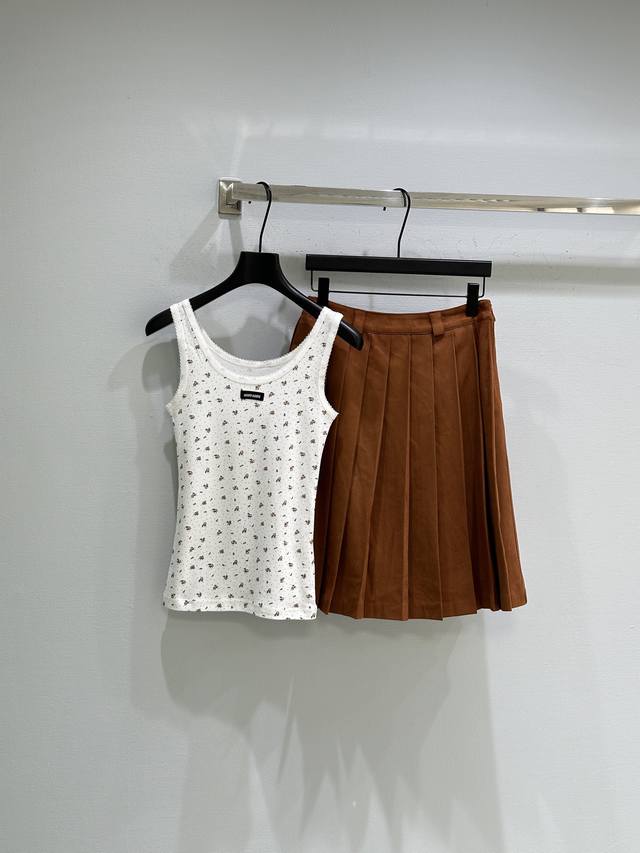 25Ss秋冬新款上新！此款麂皮套装，面料挺括有型，立体剪裁，螺纹领口+袖口+下摆，细节感拉满，同色系半裙，高腰加上百褶裙设计学院风慢慢，颜色复古又时髦，分开搭配