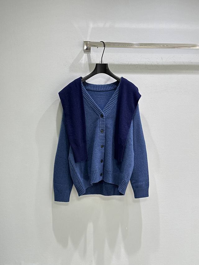 25Ss冬季新款上新！假两件披肩连帽开衫针织毛衣，胸前白色Logo刺绣，披肩采用比衣身更深颜色更有层次感，纽扣开合，宽松版型。现货供应灰色 蓝色 红色Sml