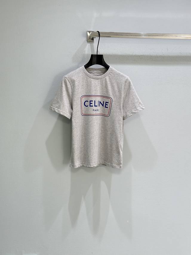 26Ss早春新款上新！这款纯棉短袖T恤，胸前蓝色Celin*字样印花+红色边框，简约又有辨识度棉质面料柔软舒适，宽松版型超显休闲感。现货供应灰色 白色Sml