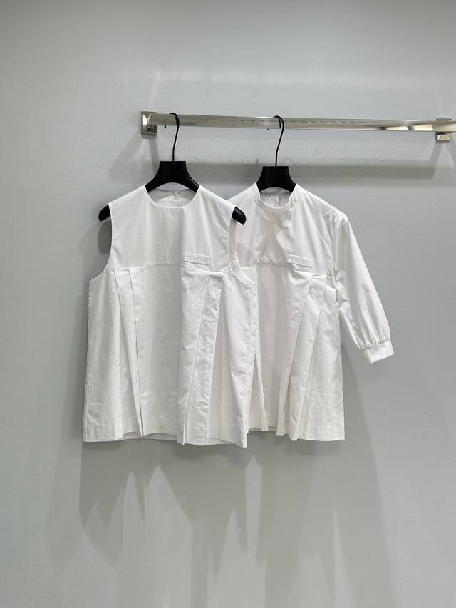 26Ss早春新款上新！这款白色衬衫裙灵感来自娃娃裙，采用纯棉府绸，轻盈透气超适合春夏宽松廓形+褶皱细节，俏皮又有层次感。现货供应白色Sml