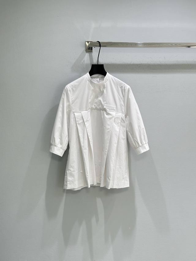 26Ss早春新款上新！这款白色衬衫裙灵感来自娃娃裙，采用纯棉府绸，轻盈透气超适合春夏宽松廓形+褶皱细节，俏皮又有层次感。现货供应白色Sml