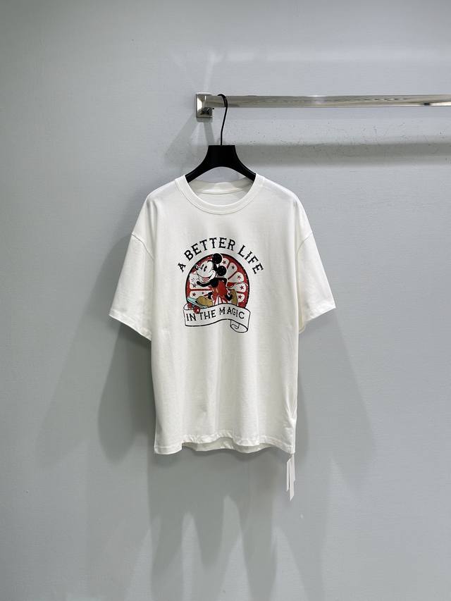26Ss早春新款上新！以迪士尼角色为主题的T恤 采用柔软棉质面料，穿着舒适又保暖，宽松版型超显休闲感。现货供应白色Sml