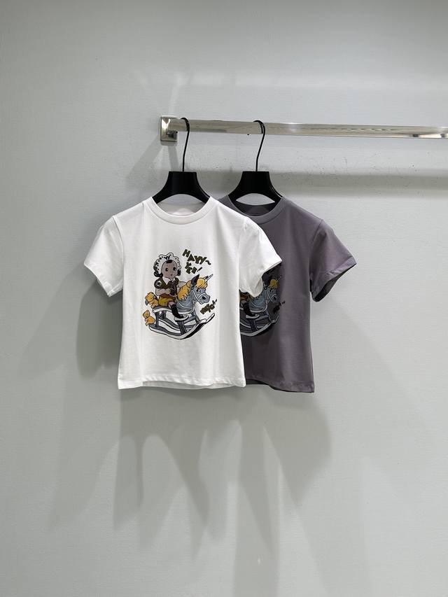 26Ss早春新款上新！胸前可爱的宝贝坐在摇马上，脸上洋溢着灿烂的笑容 摇马旁边还有萌萌的小熊相伴，周围点缀着活泼的文字“Happy Nice~”满满的童趣氛围扑