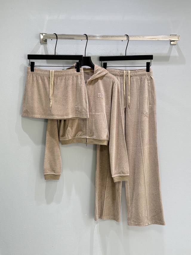 26Ss早春新款上新！这件加大款中腰运动裤通体饰有散点人造烫钻水晶，内置抽绳，大腿处饰有堆叠Wang 压纹徽标。现货供应卡其Sml