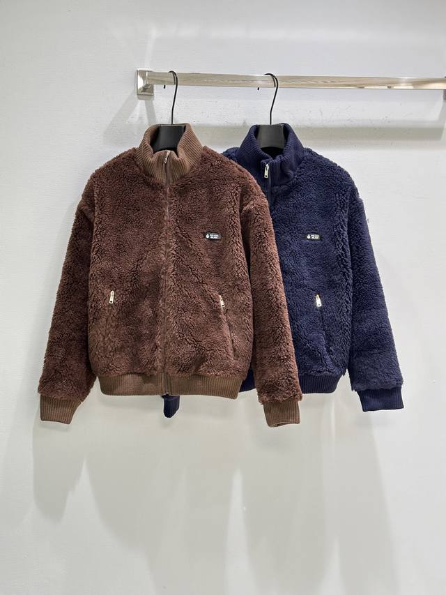 25Ss冬季新款上新！温暖与轻盈以prad*风格重新诠释。简洁线条、罗纹针织袖口和低调徽标将这款夹克变成标志性服饰。现货供应咖色 藏蓝色Sml