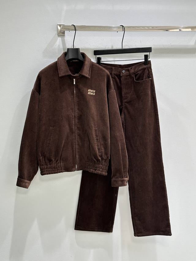 25Ss冬季新款上新！棕色灯芯绒材质，柔软有质感，秋冬穿超暖宽松版型+拉链设计，穿脱方便，袖口和下摆松紧收口，保暖又显瘦，正面拉链口袋实用，左胸有品牌刺绣，细节