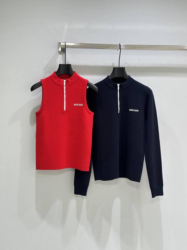 25Ss冬季新款上新！Miu风格密码的运动特性与优雅针织服饰相融合，定义了这长袖羊毛半拉链毛衣的多功能和现代魅力，饰以对比色徽标。现货供应藏蓝色Sml