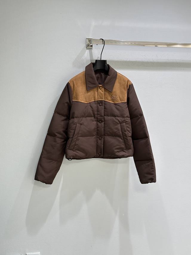 25Ss秋冬新款上新！ 年代的复古灵感定义了这款温暖的科技pongé羽绒夹克的设计，柔和的廓形搭配对比色的Crust皮革细节，唤起经典男装的魅力。现货供应咖色S