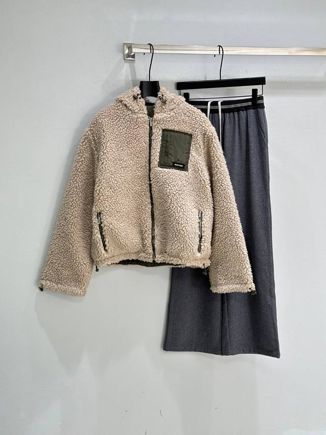 25Ss冬季新款上新！这条灰色阔腿裤，简直是时尚宝藏经典灰色调，低调沉稳又不失高级感，轻松适配各种上衣松紧腰头搭配抽绳设计，舒适又贴心，能根据身形自由调节，怎么