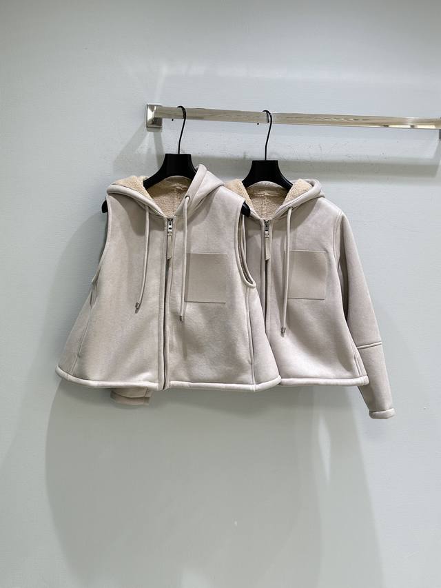 25Ss冬季新款上新！中克重卷曲美利奴剪羊毛夹克，采用梯形廓形。宽松版型，短款抽绳连帽衣领正面拉链开合，皮革拉链头胸前贴袋胸前口袋饰有 Anagram 压纹。现