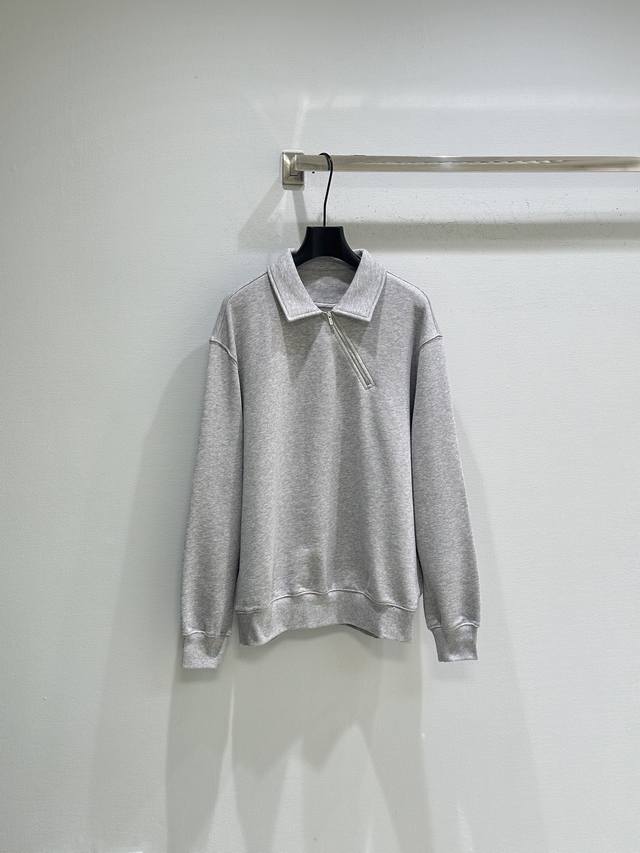 25Ss冬季新款上新！这款经典的棉绒夹克通过运动风格的元素、T台细节和宽松剪裁重新诠释，打造出一款百搭且适合休闲造型的理想服饰。现货供应灰色Sml