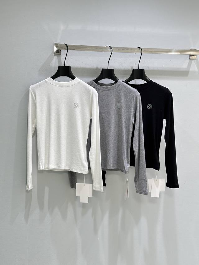 25Ss秋季新款上新！经典圆领设计，贴合颈部线条，舒适又百搭。胸前精致小巧烫钻图案和后背烫钻图案相呼应，为整体造型增添了一丝精致感与辨识度。现货供应白 灰 黑S