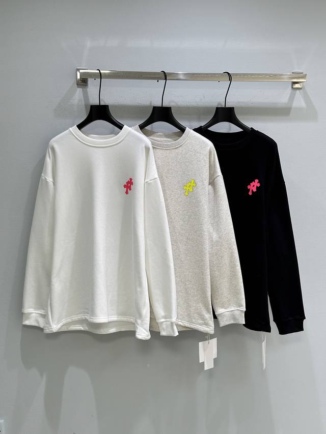25Ss秋冬新款上新！胸前和后背别致的贴布Logo点缀，为整体造型增添一抹亮色与个性。加绒卫衣，很适合秋冬。现货供应白 灰 黑Sml