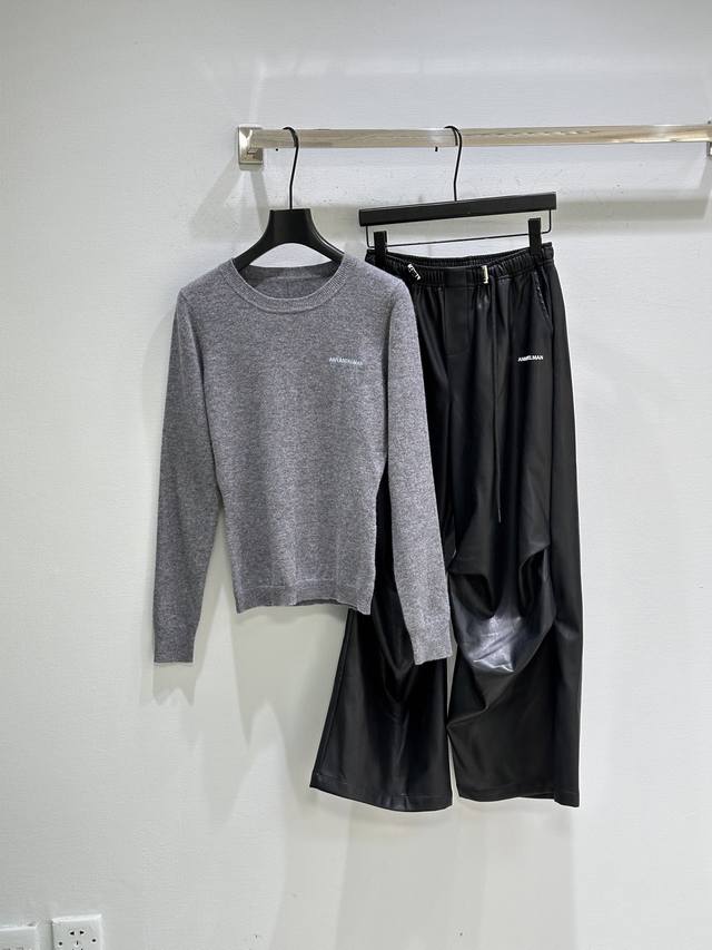 25Ss冬季新款上新！这个裤子真的超极柔软 垂顺感又很好 上身腿又长又瘦 pu皮材质 穿上也不会冷嗖嗖。现货供应黑色Sml