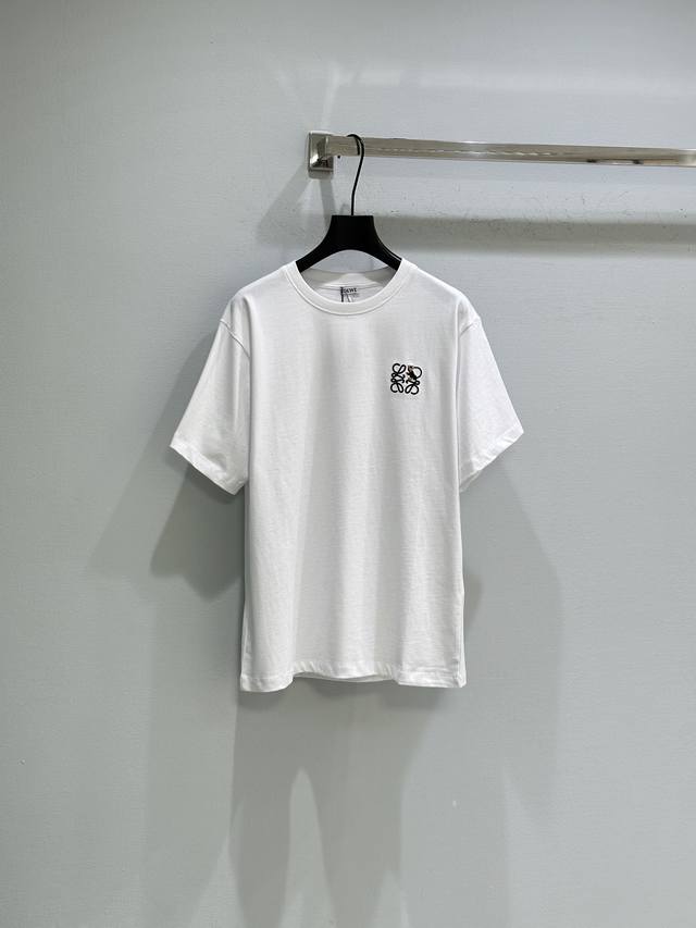 25Ss冬季新款上新！胸前Anagram刺绣Logo，低调又有辨识度。Oversize版型，自色百搭，简约高级感满分！现货供应白色Sml