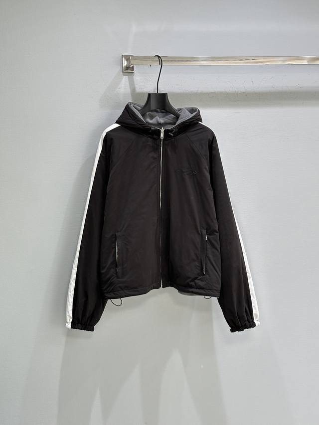 25Ss秋季上新！这款中性正反两穿运动夹克饰有本布条纹衣袖。这款服饰搭配棉质毛圈布衬里和弹力束绳连帽，胸部和背部饰有同色系徽标刺绣。现货供应灰拼黑Sml