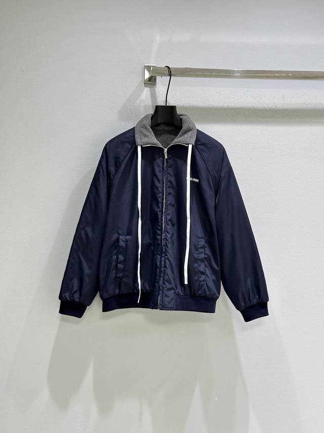 25Ss秋冬新款上新！深蓝配灰色翻领，简约又实用轻质羽绒填充，保暖力满分，外层防风防水，正面拉链+白色拉绳，细节感拉满，袖口和下摆松紧设计，穿着更舒适。现货供应