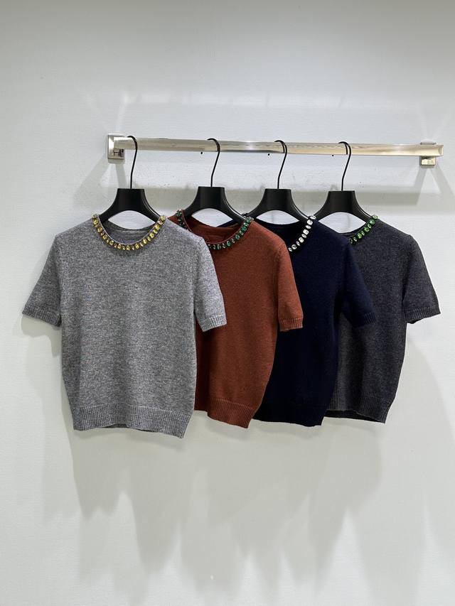 25Ss冬季新款上新！珠宝配饰点缀这款短袖毛衣，展现出线条与材质的意外组合。这款风格采用羊毛和羊绒纱线制作，赋予轮廓柔软和结构感，并在圆领处饰以水晶装饰。现货供