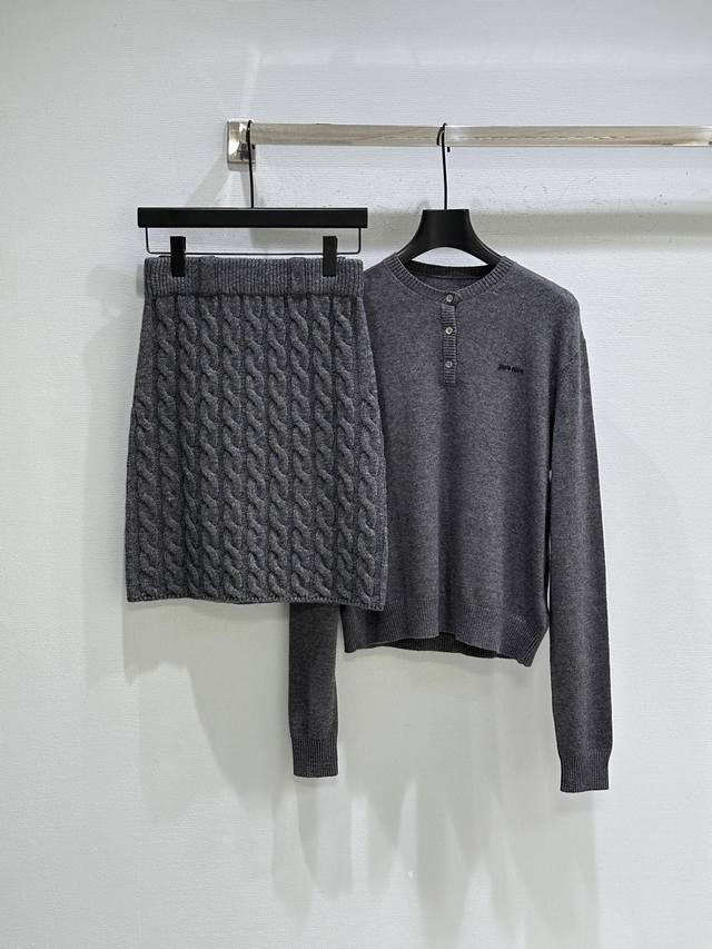 25Ss秋冬新款上新！ 针织麻花中长款半裙A字版型，微弹面料贴身版型，麻花密集针织个性化的诠释，从现代视角诠释层次感，打造俏皮造型和自由，可单穿可叠穿。现货供应