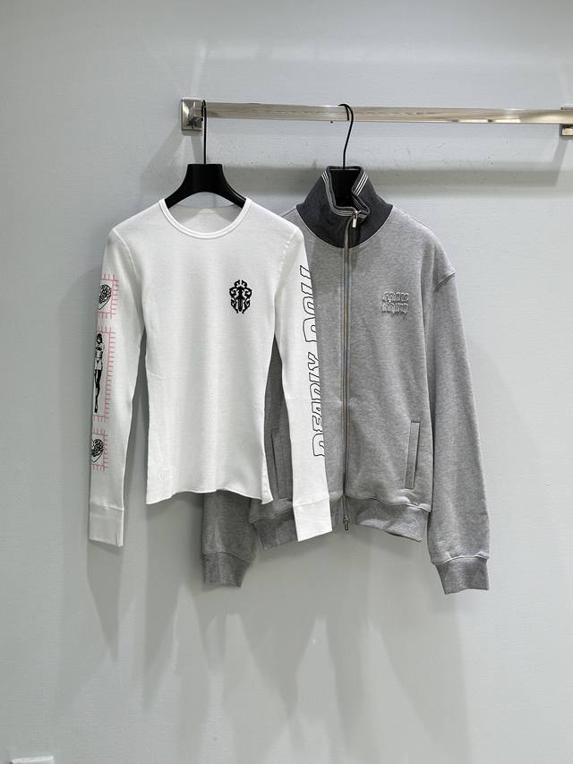 25Ss冬季新款上新！经典马蹄印花T恤，背部马蹄图案超有辨识度，哥特风满满！黑色主色调+马蹄印花，低调又有个性随便搭配都很酷！现货供应白色Sml