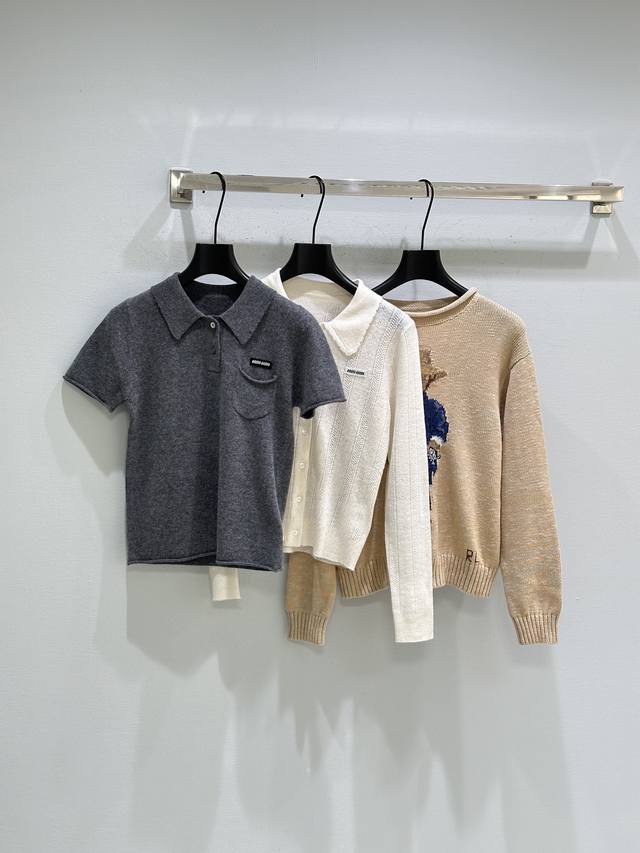 26Ss早春新款上新！柔软羊毛针织面料 饰有品牌标识刺绣 polo领口 纽扣开合 不收边袖口和下摆 弹力版型 学院风。现货供应灰色Sml