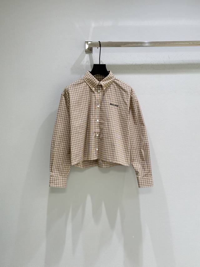 25Ss秋冬新款上新！这款衬衫以活泼的格纹图案为特色，胸前饰以刺绣徽标，对格对位剪裁 无拘束不收边袖口 单穿或叠穿都是时尚单品~现货供应咖色Sml