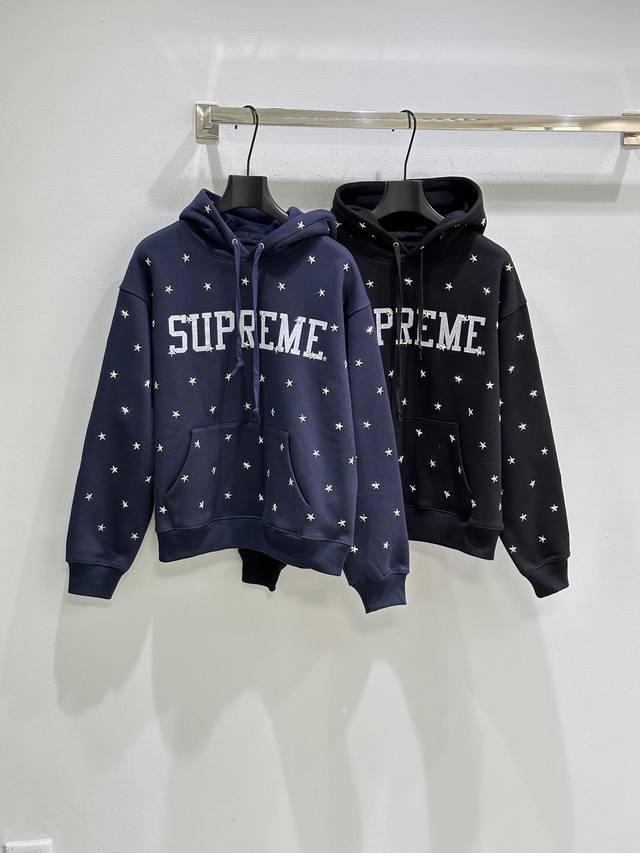 25Ss冬季新款上新！藏蓝和黑色 两个色可选，棉质面料+金属星星铆钉，朋克感满满正面Logo超有辨识度，宽松版型，日常或街头风都能轻松驾驭！现货供应藏蓝 黑色S