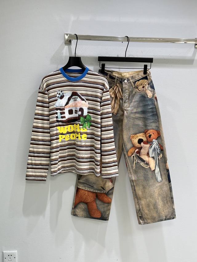 26Ss早春新款上新！皮草雪屋条纹长袖T恤，宽松圆领设计，棕白条纹搭配雪屋印花和“World people”字样，趣味又复古！现货供应咖色Sml