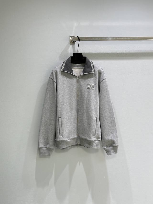 25Ss冬季新款上新！这款经典的棉绒夹克通过运动风格的元素、标志性细节和宽松版型重新诠释，打造出一款百搭且适合休闲造型的服装。现货供应灰色Sml