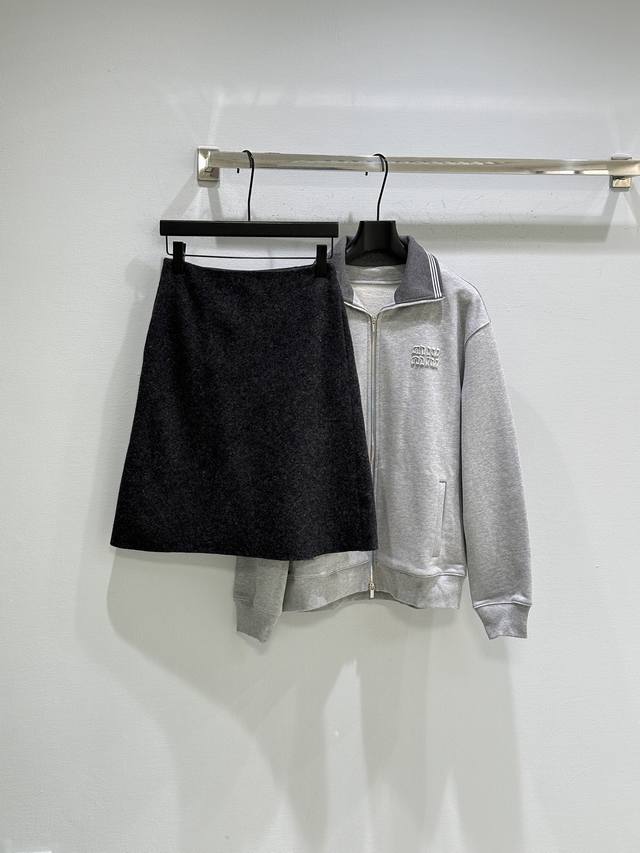 26Ss早春季新款上新！这款灰色毛呢半裙采用高品质羊毛面料，柔软又保暖，秋冬穿超合适直筒小A裁剪，修饰腿部线条，优雅又显气质。现货供应灰色Sml