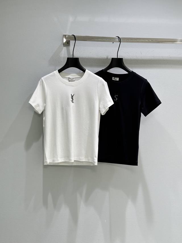 26Ss早春季新款上新！这款T恤采用纯棉材质，柔软舒适，春夏穿超清爽！胸前经典“Ysl”钉珠烫钻，正肩修身版型，显瘦又百搭~现货供应白色 黑色Sml